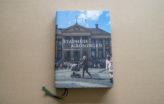 Boek over stadhuis gepresenteerd