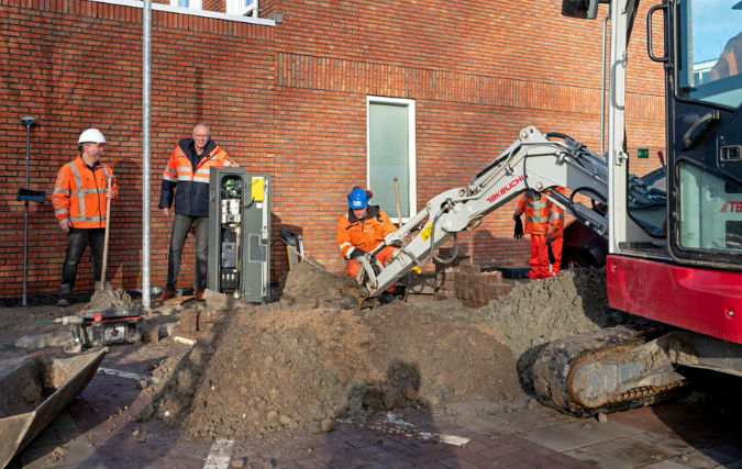 Eerste gemeentelijke laadpaal voor elektrische auto’s geplaatst