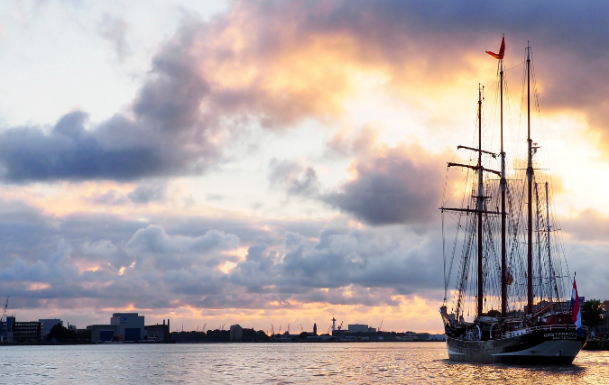 Historische driemaster 'Oosterschelde' vertrekt voor natuurbeschermingsexpeditie