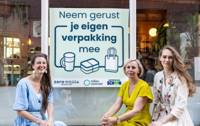 Raamsticker vertelt consument waar hij welkom is met eigen beker en bakje